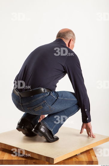 Kneeling pose blue deep shirt jeans of Ed